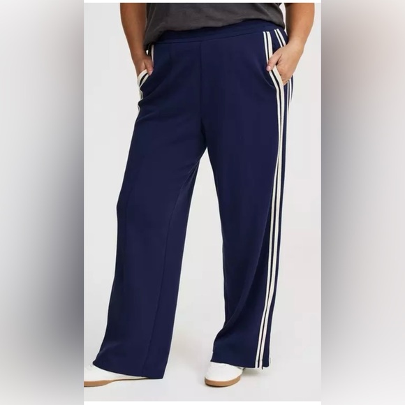 Pre-Loved Torrid Navy Track Pants Size: 2x Regular Length - Picture 5 of 10